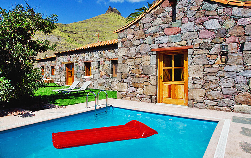 Krásný venkovský dům s elegantní zahradou a soukromým bazénem se nachází v zelených horách Agaete